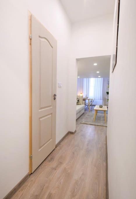 2 Bedroom Flat In Nyar Str., Boutique Budapest Exterior foto
